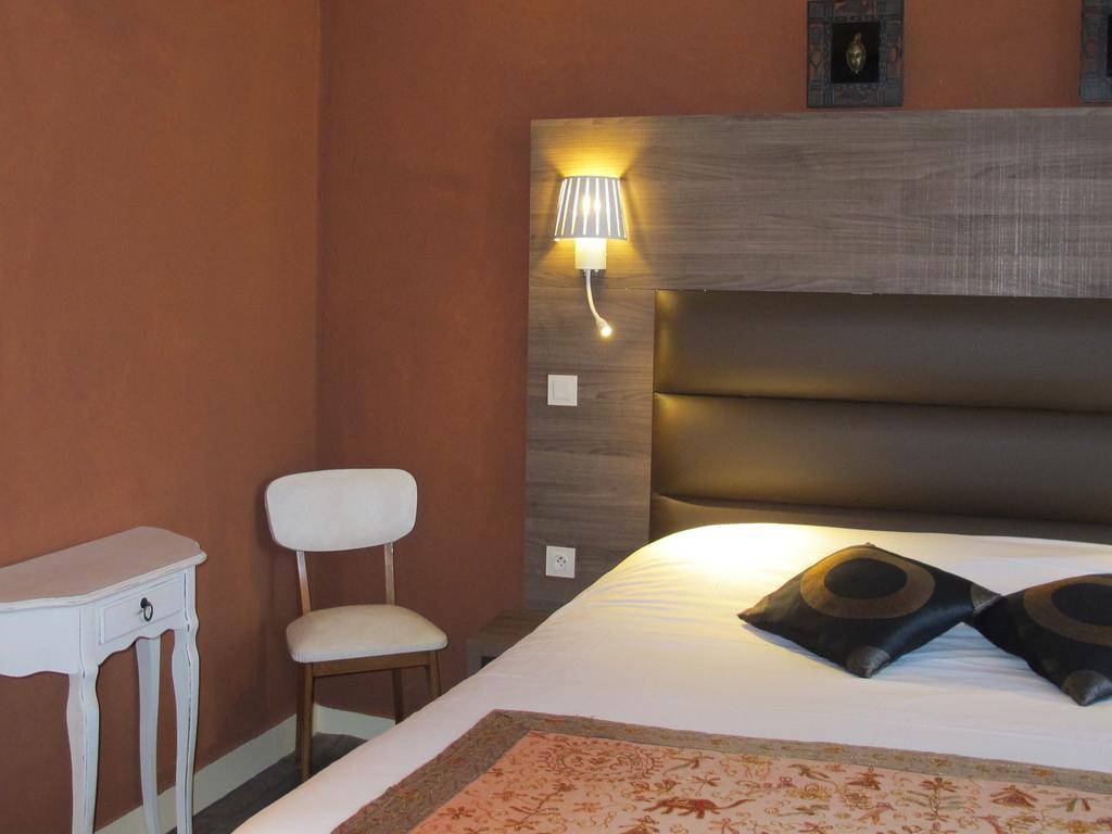 Logis Deshors-Foujanet Hotel Chamboulive Bagian luar foto