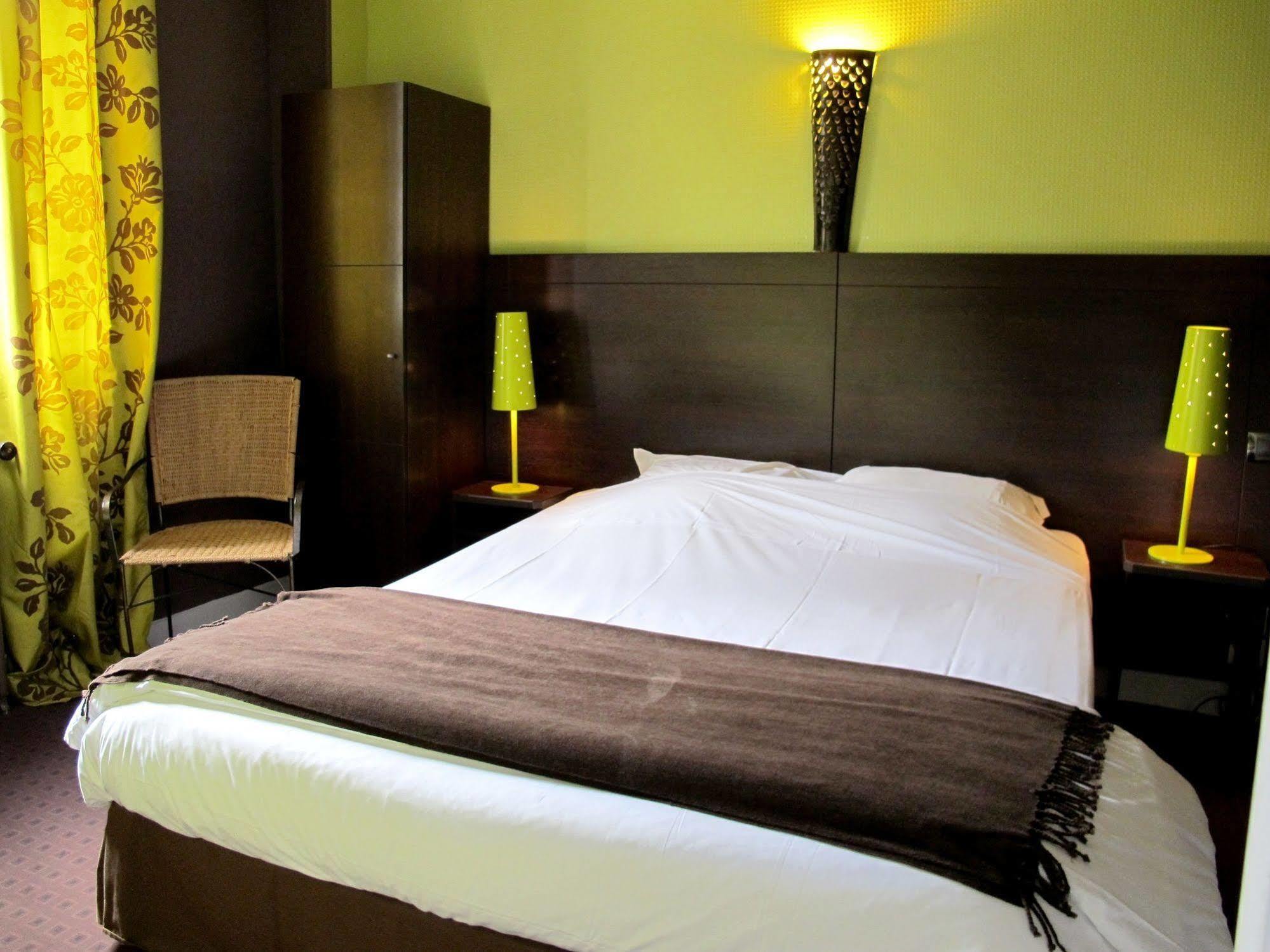 Logis Deshors-Foujanet Hotel Chamboulive Bagian luar foto