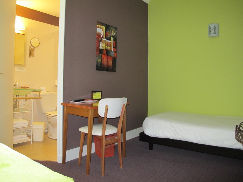 Logis Deshors-Foujanet Hotel Chamboulive Ruang foto